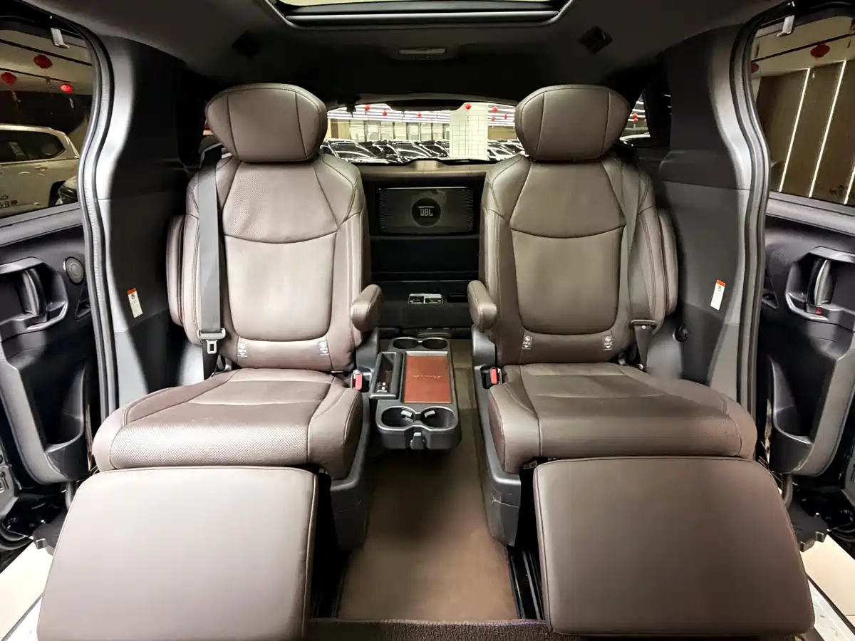 Toyota Granvia 2023 2.5L Hybrid Flagship VIP Edition фото 6