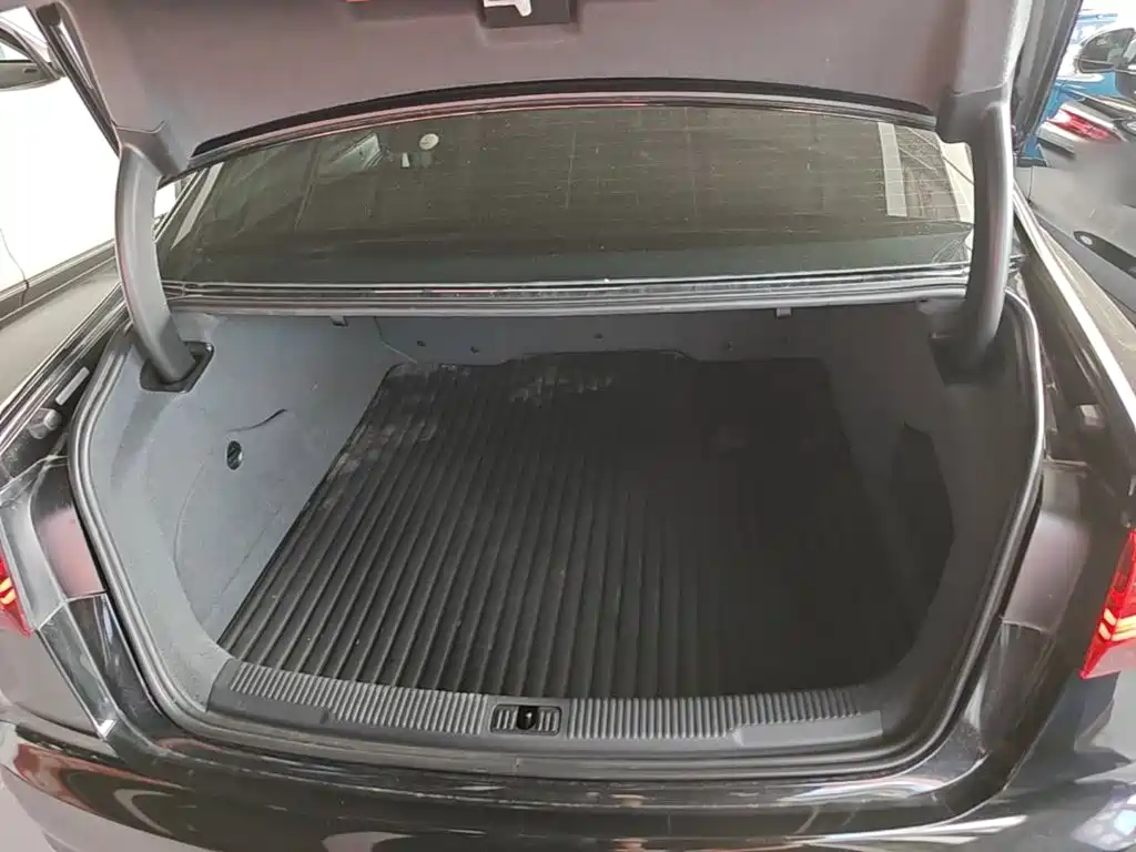 Фото 19 - Audi A6L