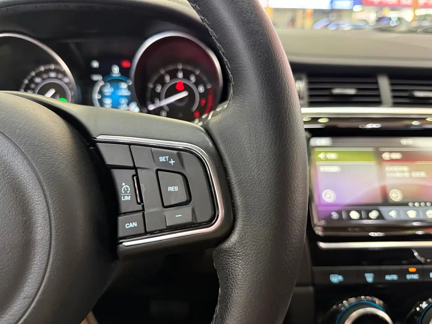 Фото 8 - Jaguar E-PACE