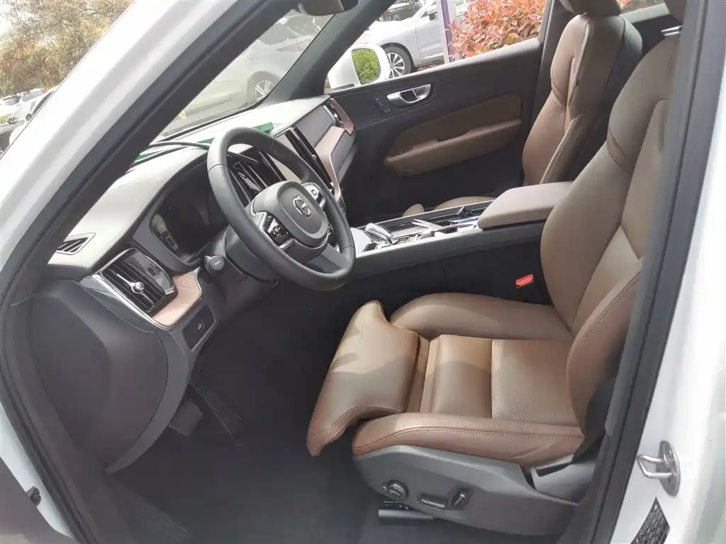 Volvo XC60 2025 2025 B5 AWD Smart Elite Luxury Edition