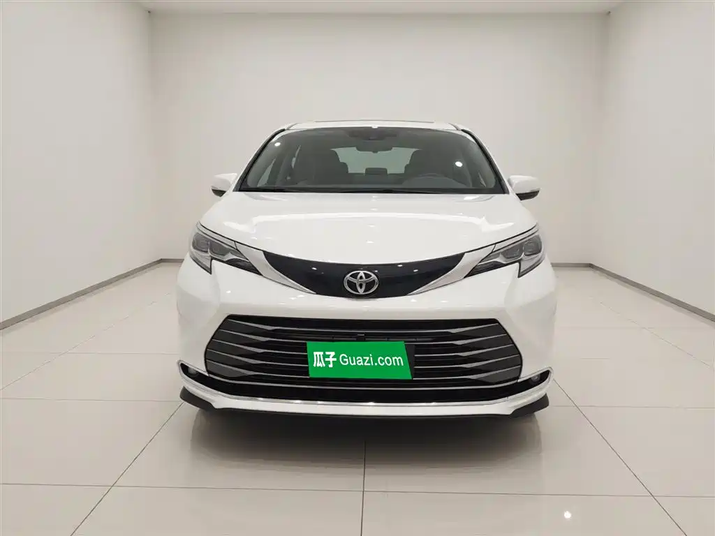 Toyota Sienna 2023 2.5L Hybrid Premium Edition фото 3