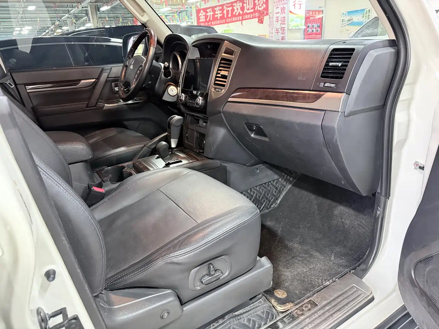 Mitsubishi Pajero (Import) 2020 3.0L Automatic Standard Edition фото 16