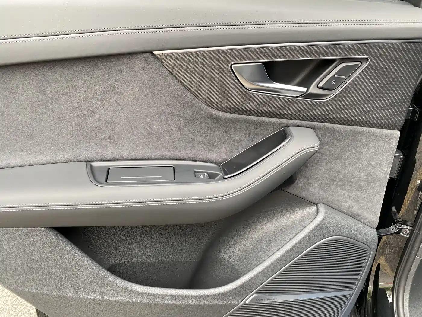 Audi SQ7 2024 4.0 TFSI фото 17