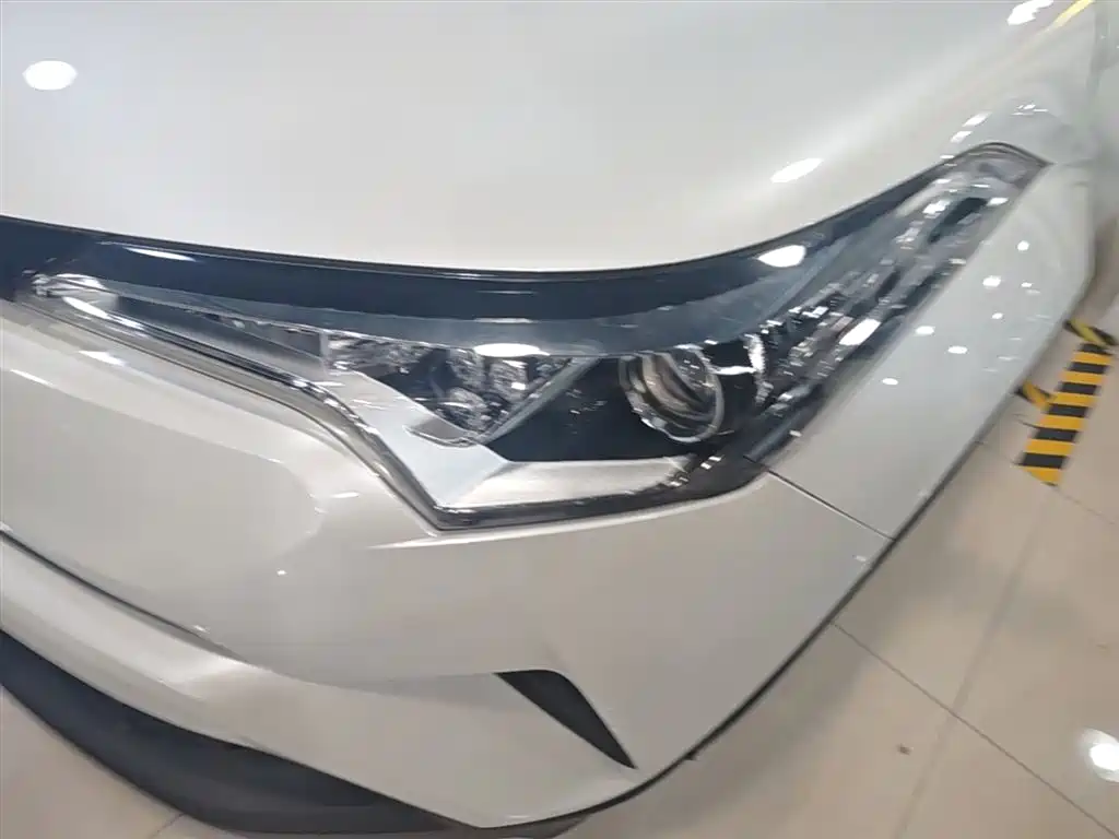 Toyota C-HR 2018 2.0L Leading Edition China V фото 24