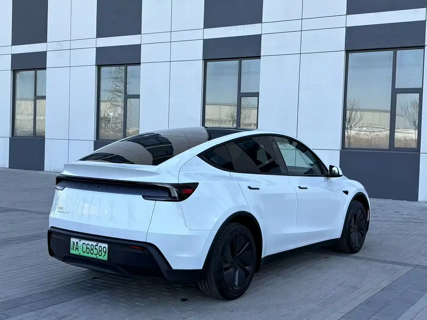 TESLA MODEL Y
