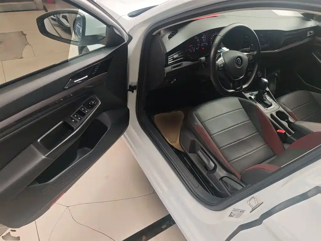 VOLKSWAGEN BORA