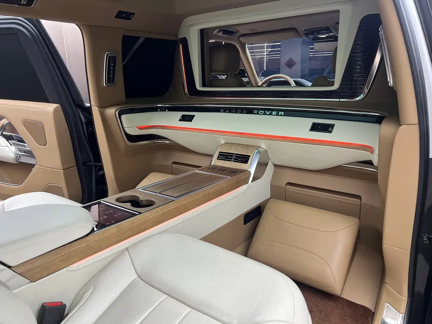 Land Rover Range Rover 2024 3.0 L6 400PS SV Prestige Genesis Extended 4-Seater фото 12