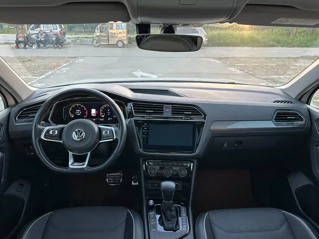 Фото 10 - Volkswagen Tiguan L