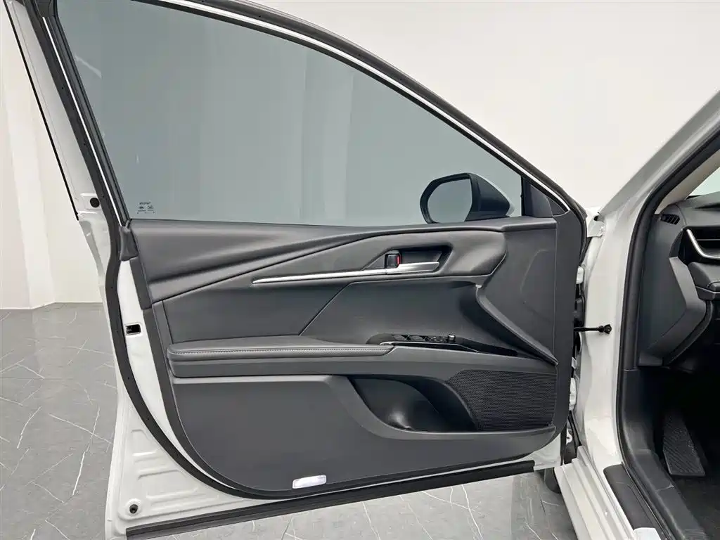 Toyota Camry 2024 Hybrid 2.0HE Elite Edition фото 12
