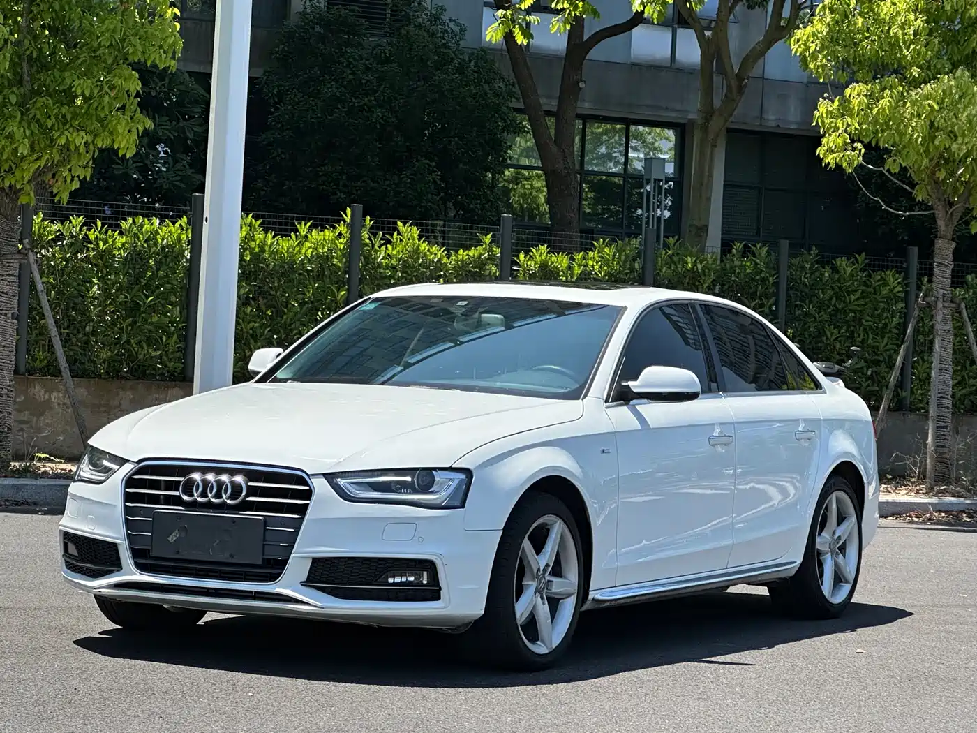 Audi A4L 2016 35 TFSI Automatic Luxury фото 2