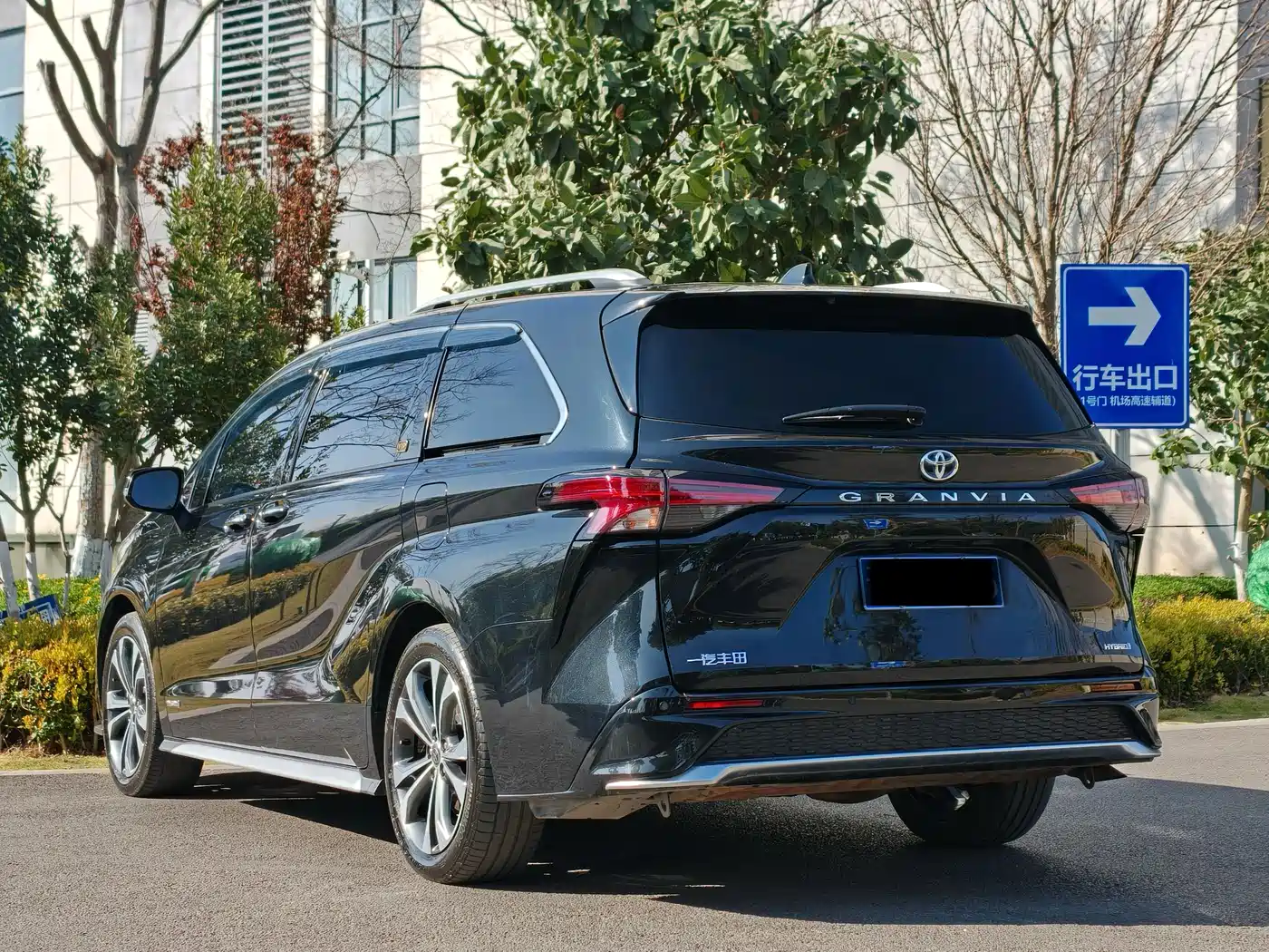 Toyota Granvia 2023 2.5L Hybrid VIP Edition фото 6