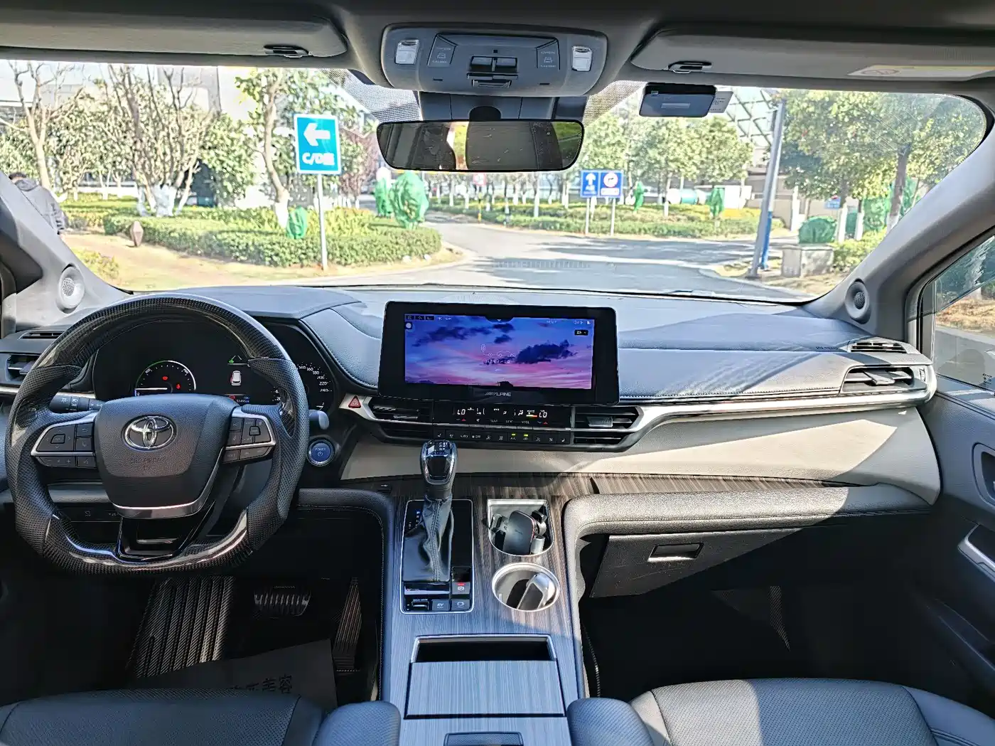 Toyota Granvia 2023 2.5L Hybrid VIP Edition фото 10