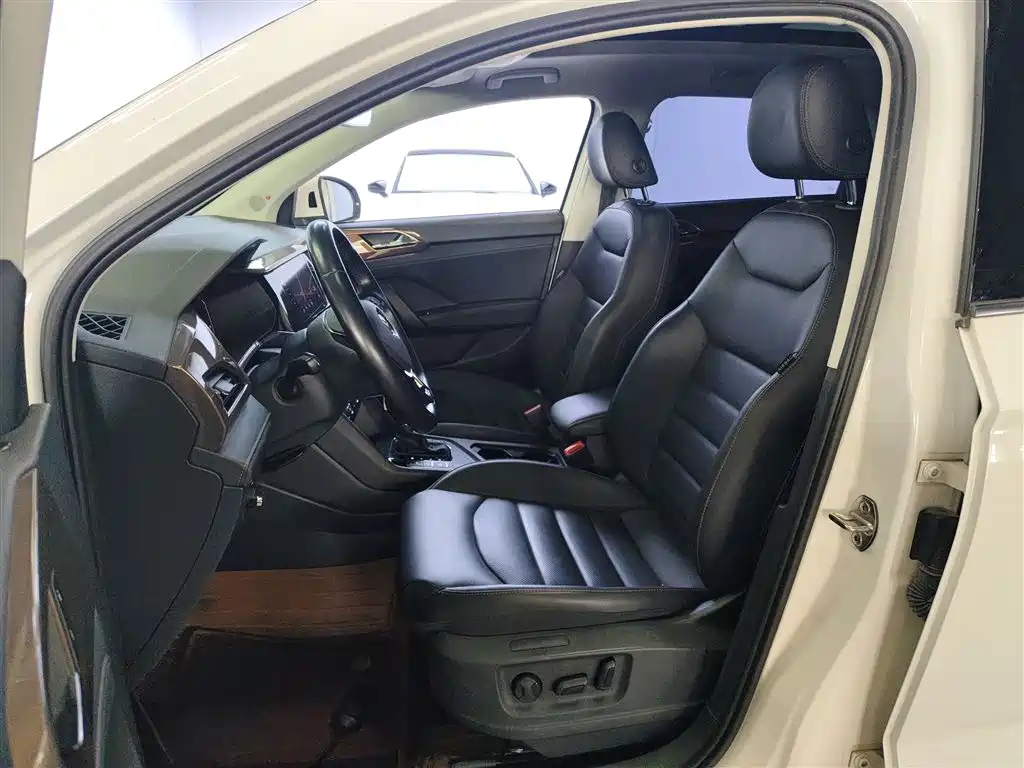 صورة 15 - Volkswagen Tharu