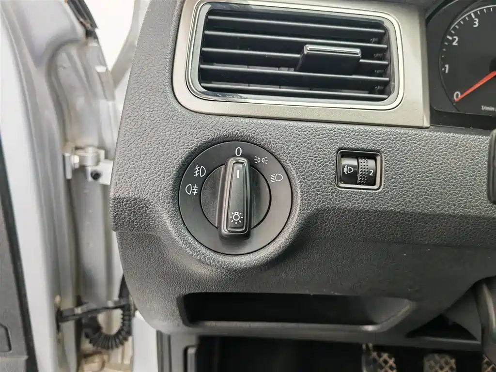 Volkswagen Santana 2013 1.6L Manual Comfort Edition фото 21