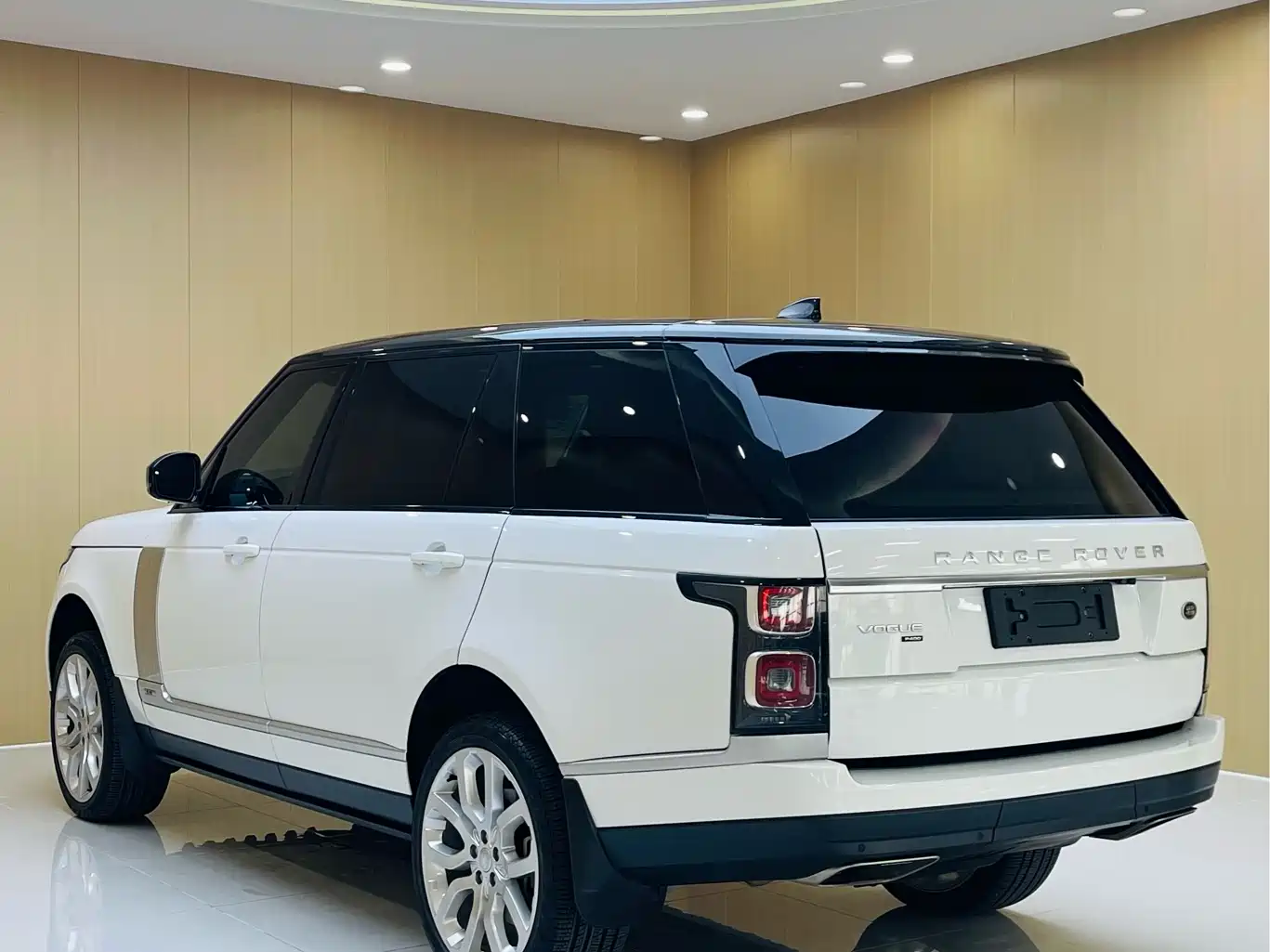 Land Rover Range Rover 2022 3.0 L6 400PS Heritage Extended Classic Edition фото 7