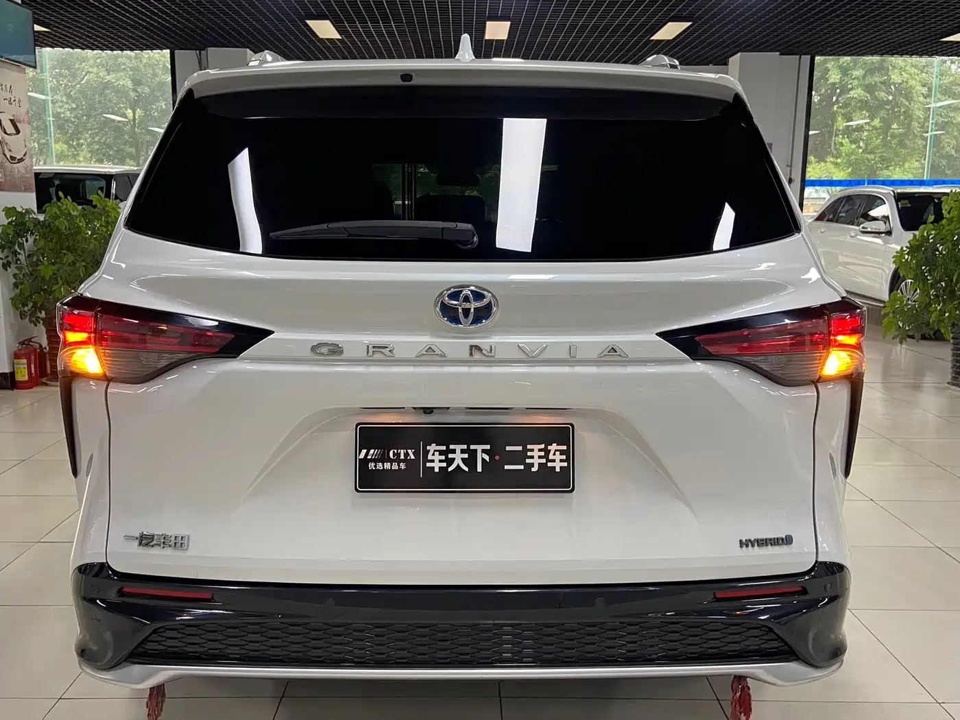 Toyota Granvia 2023 2.5L Hybrid Luxury Edition фото 5