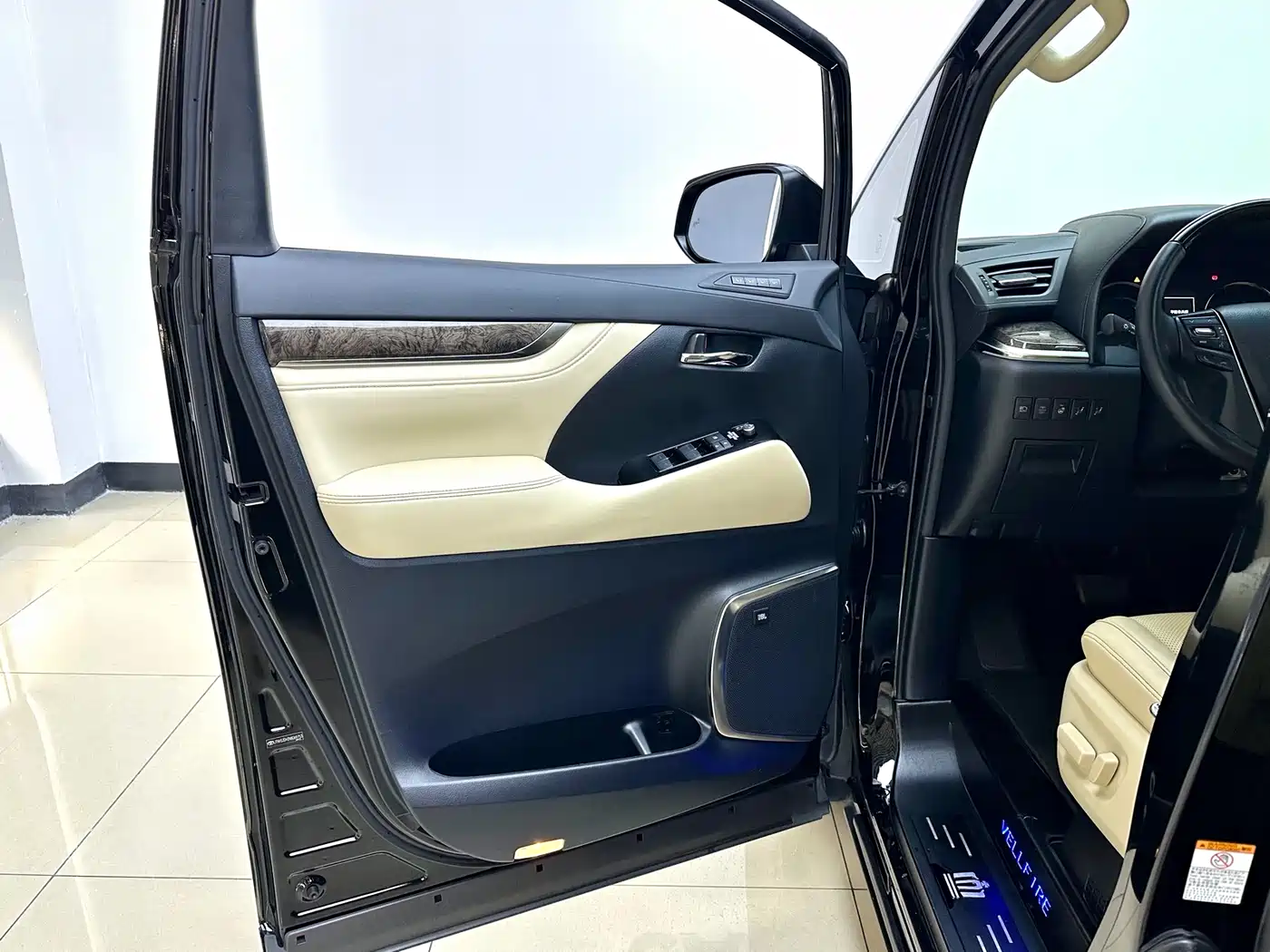 Toyota Vellfire 2021 Crown Hybrid 2.5L HV Premium Edition фото 18