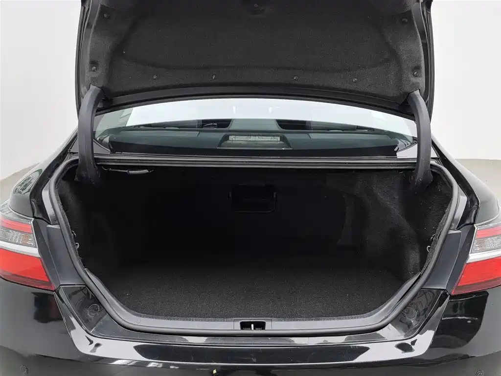 Toyota Camry 2016 2.0G 10th Anniversary Leading Edition фото 16