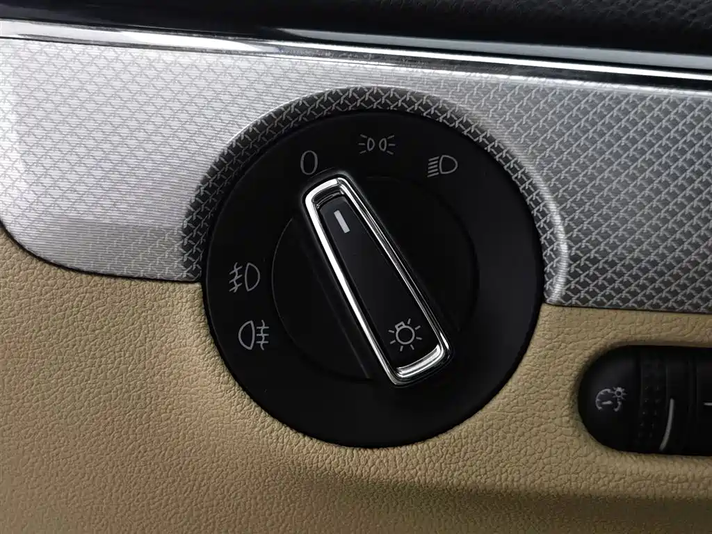 Volkswagen Sagitar 2015 1.6L Manual Comfort фото 21