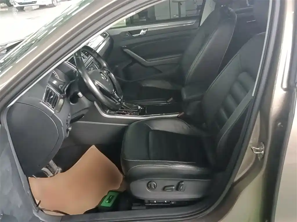 Volkswagen Passat 2016 330TSI DSG Honor Edition фото 15