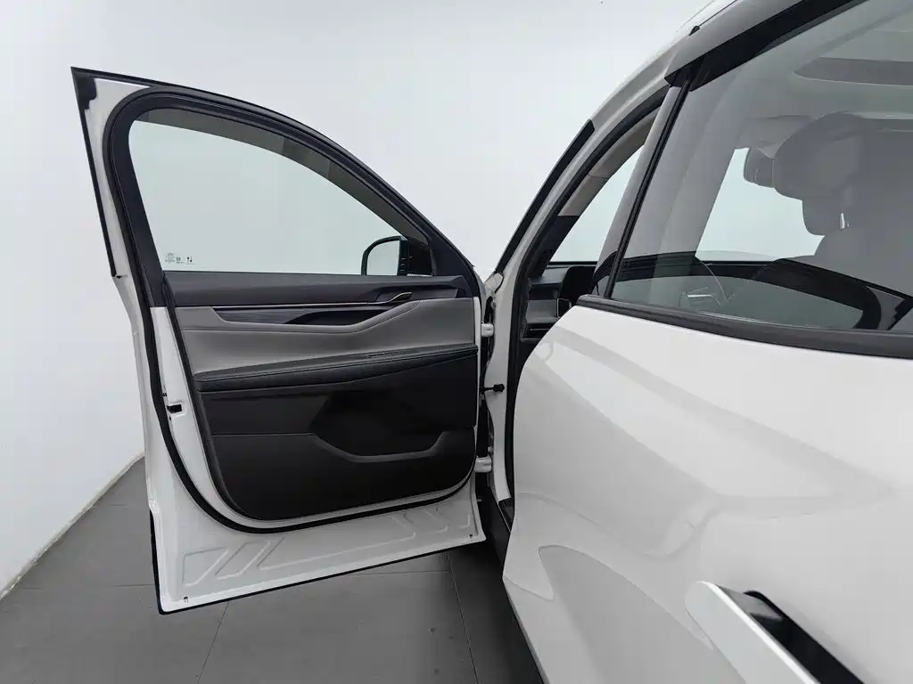 Photo 8 - Ford Edge