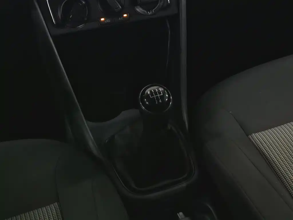 Volkswagen Polo 2018 1.5L Manual Safe Drive фото 13
