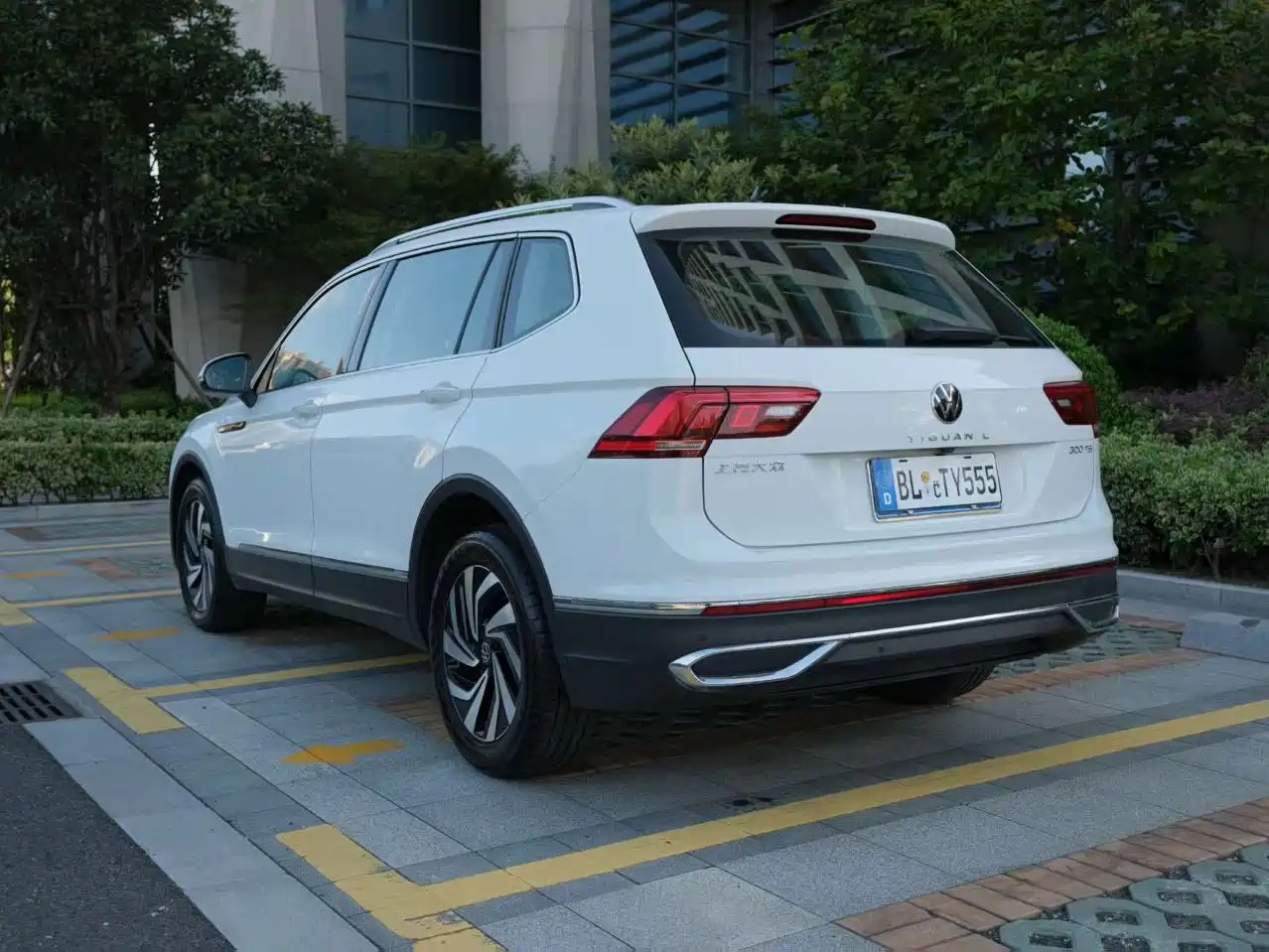 Фото 8 - Volkswagen Tiguan L