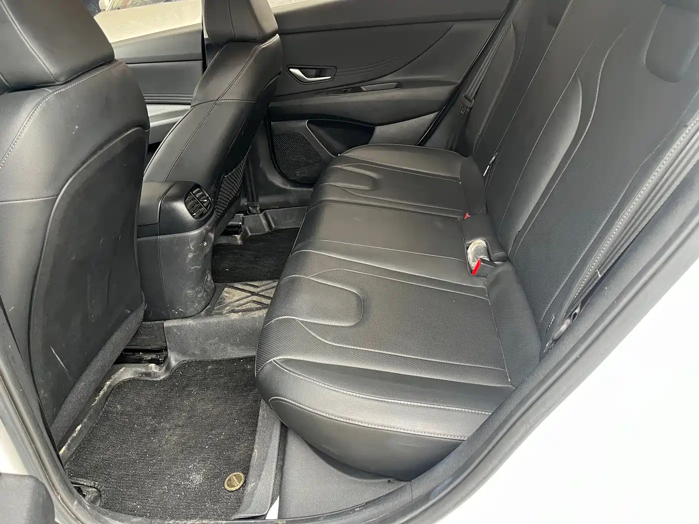 Hyundai Elantra 2022 1.5L CVT LUX Premium Edition фото 9