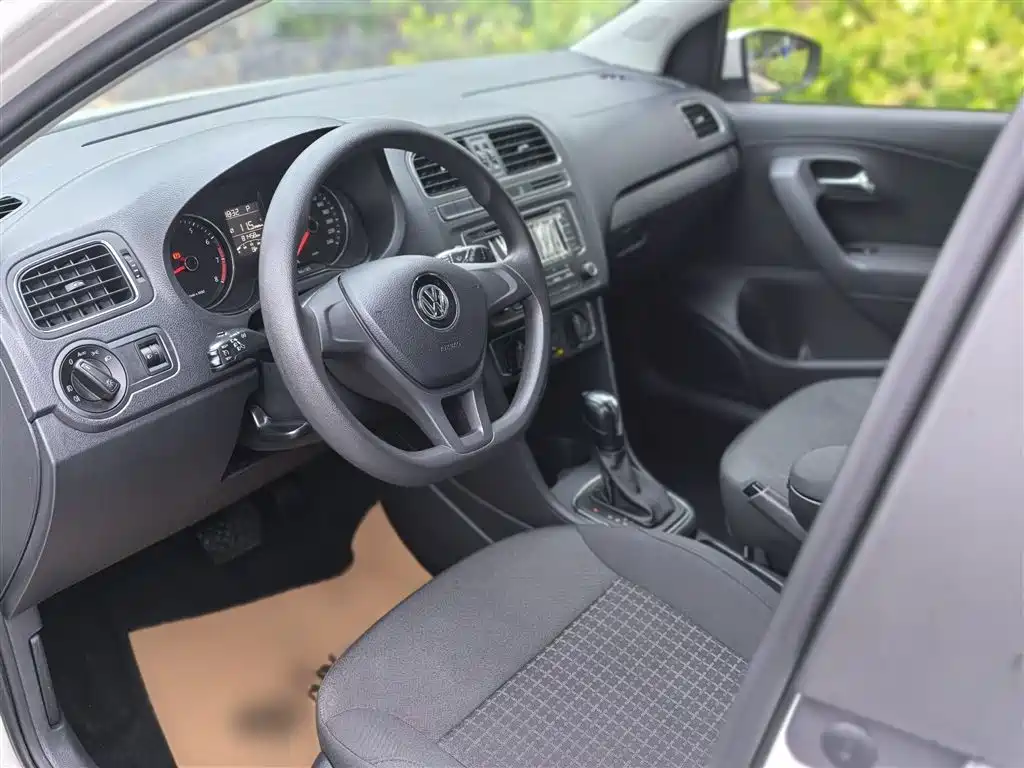 Volkswagen Polo 2014 1.6L Automatic Comfort Edition фото 12