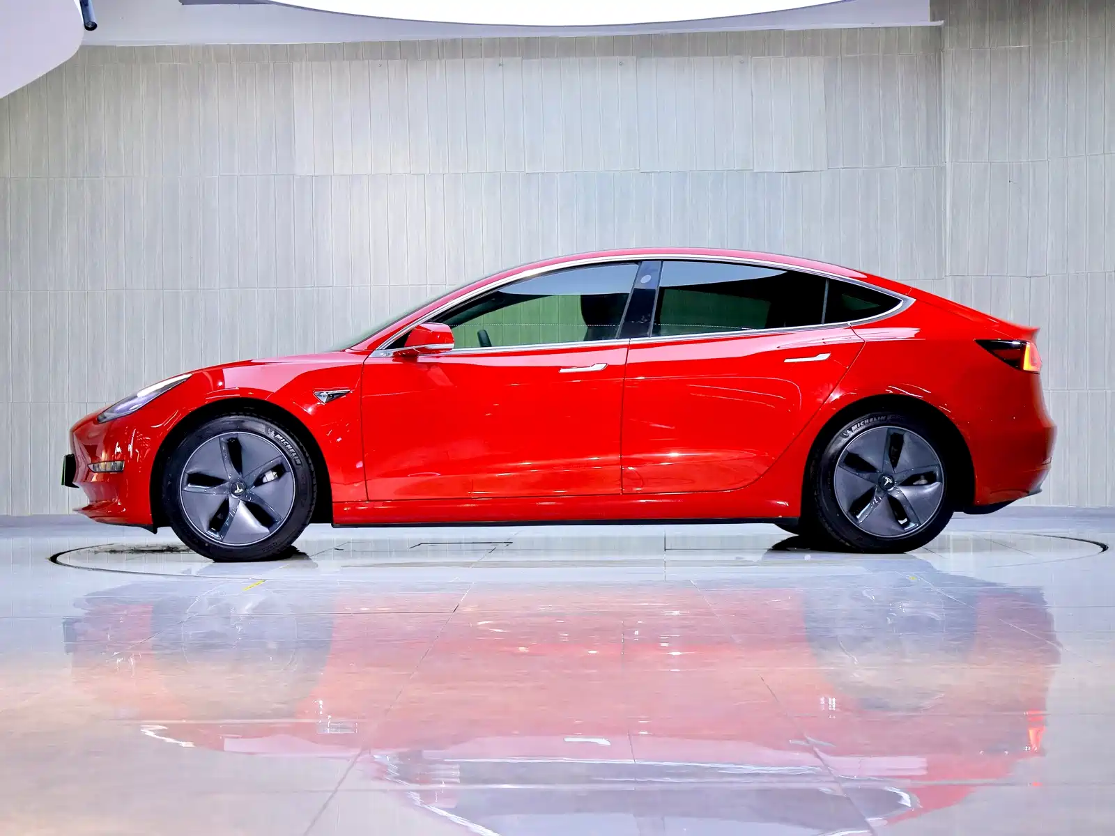 Фото 4 - Tesla Model 3