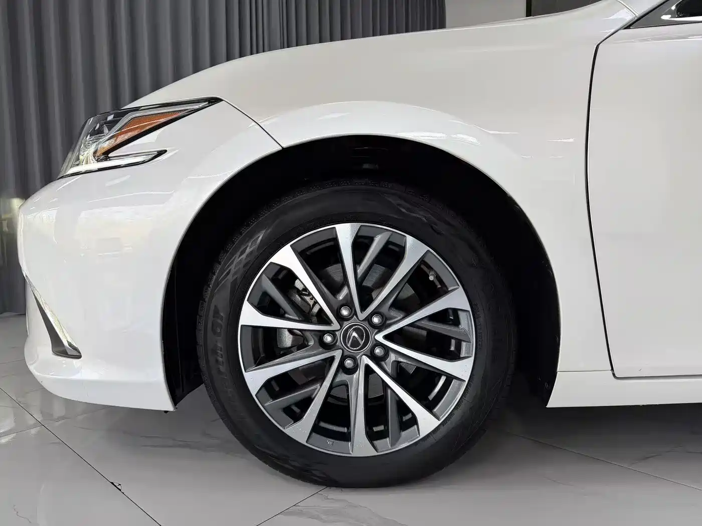 Lexus ES 2023 200 Luxury Edition фото 17