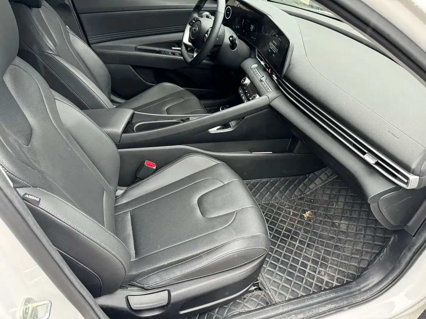 Hyundai Elantra 2023 Model 1.5L CVT LUX Premium Edition фото 7