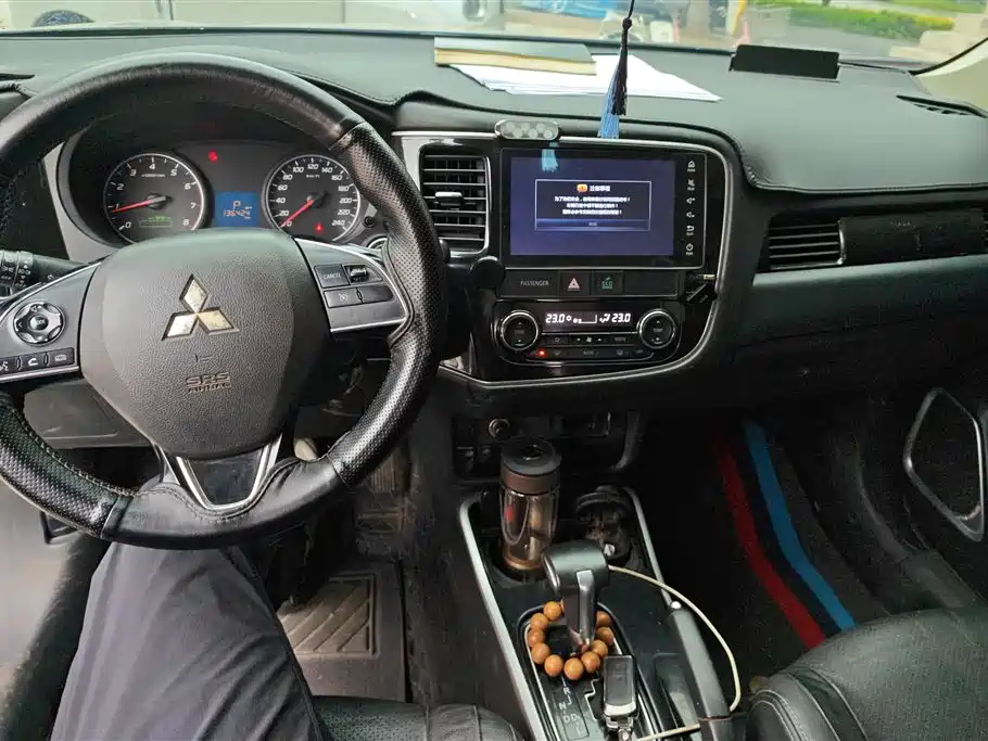 MITSUBISHI OUTLANDER