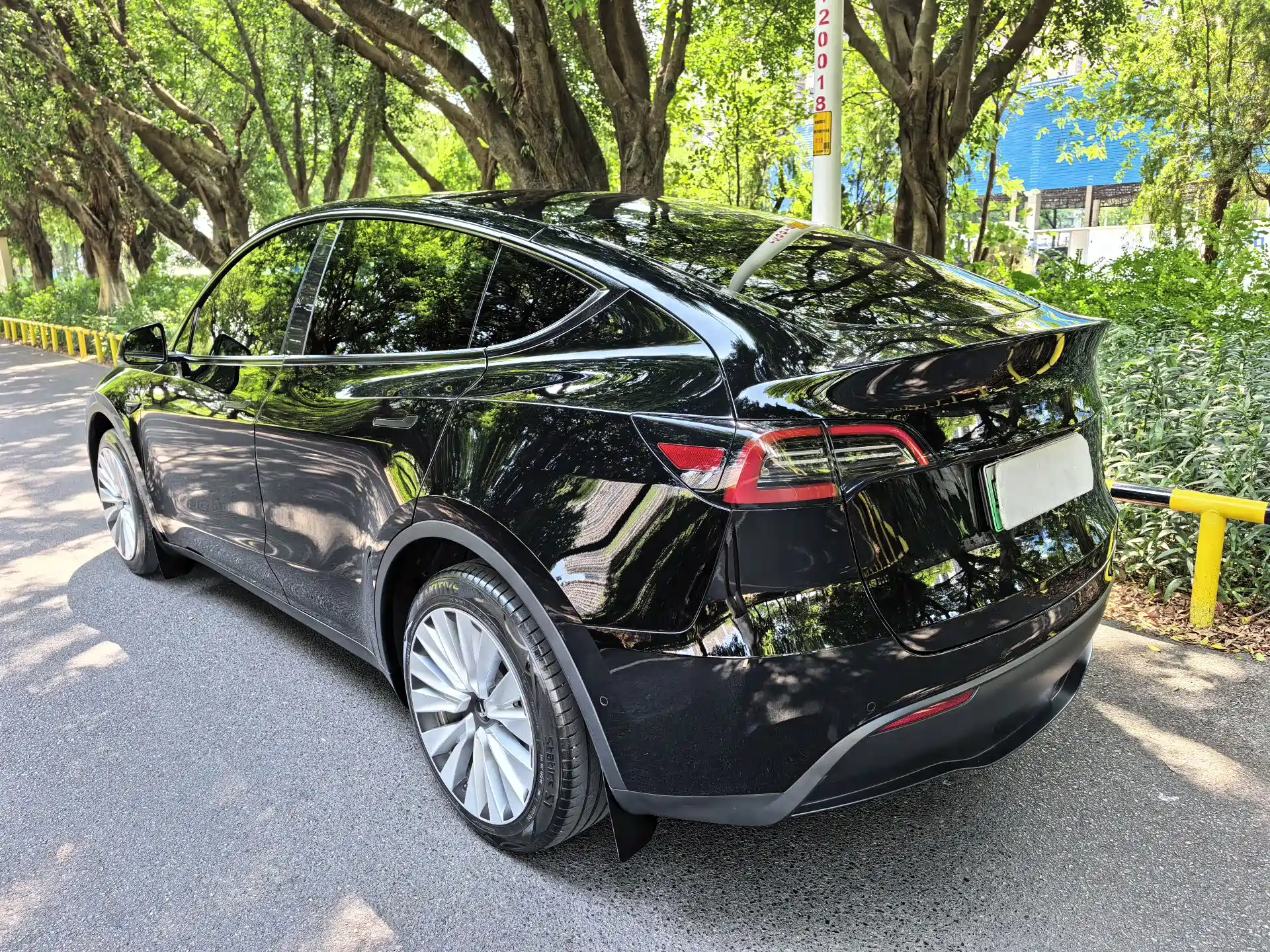 Photo 5 - Tesla Model Y