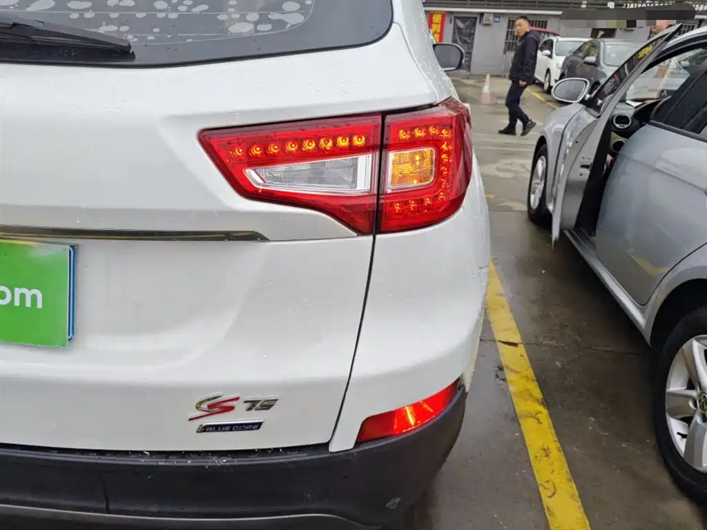 Фото 24 - Changan CS75