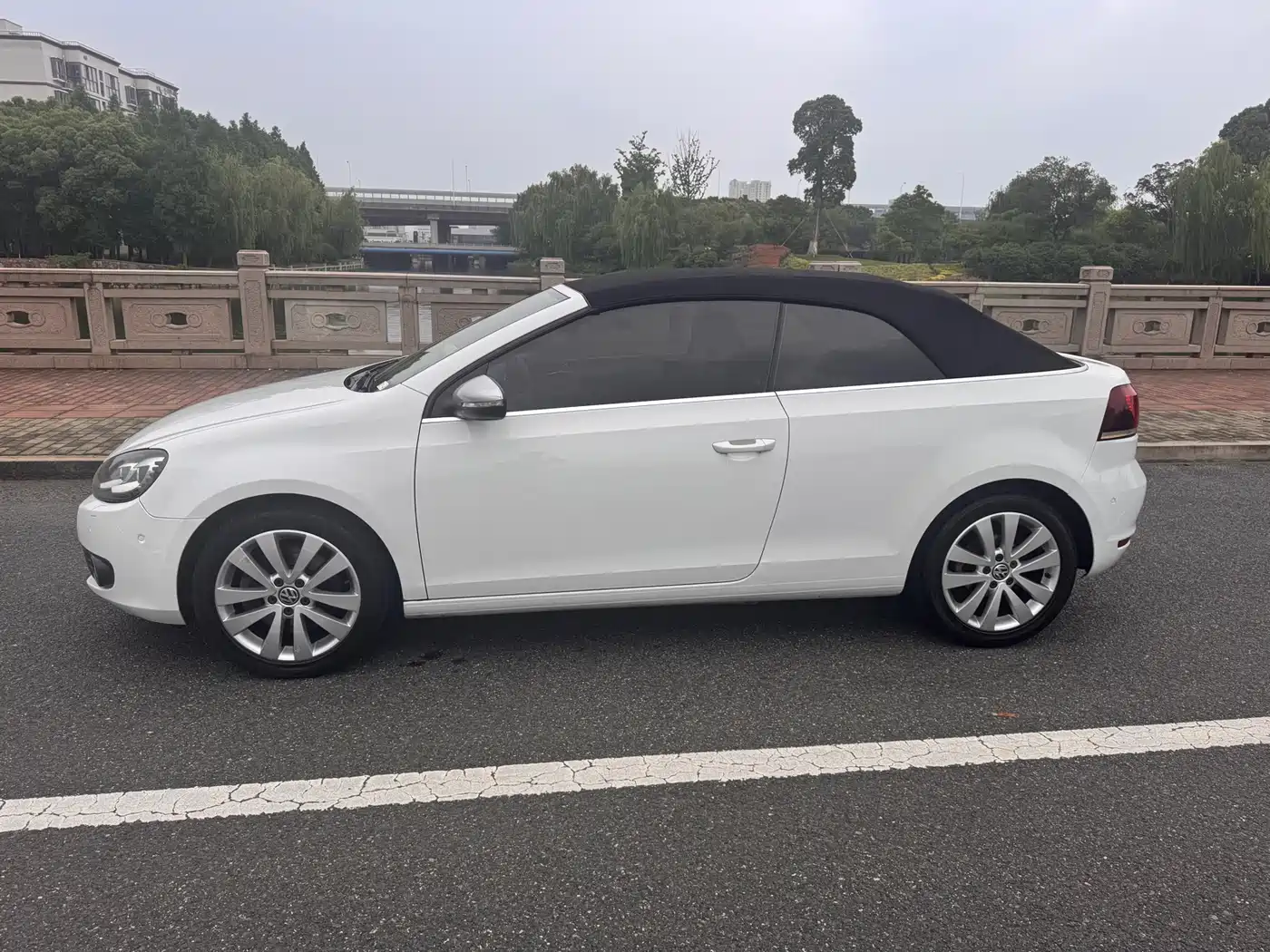 Volkswagen Golf (Import) 2012 1.4TSI Luxury Convertible Edition фото 3