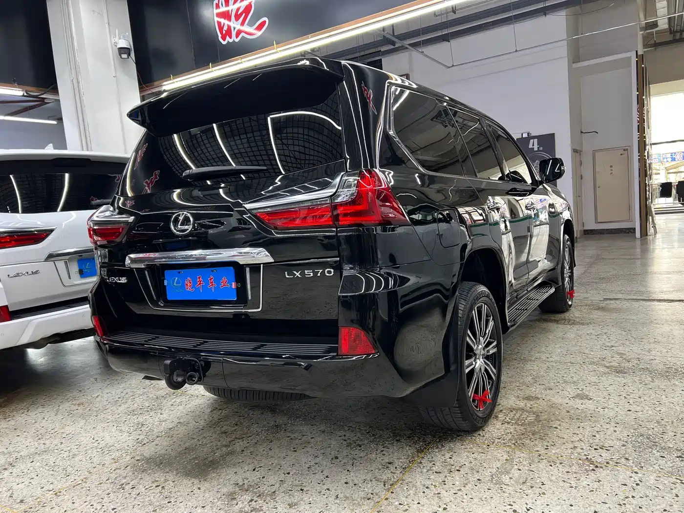 Фото 4 - Lexus LX