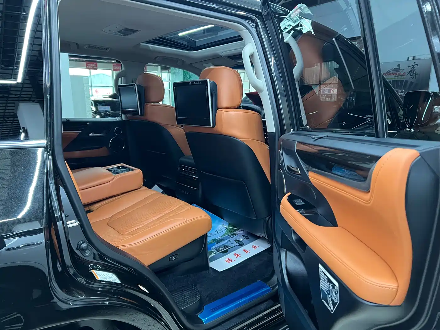 Фото 7 - Lexus LX