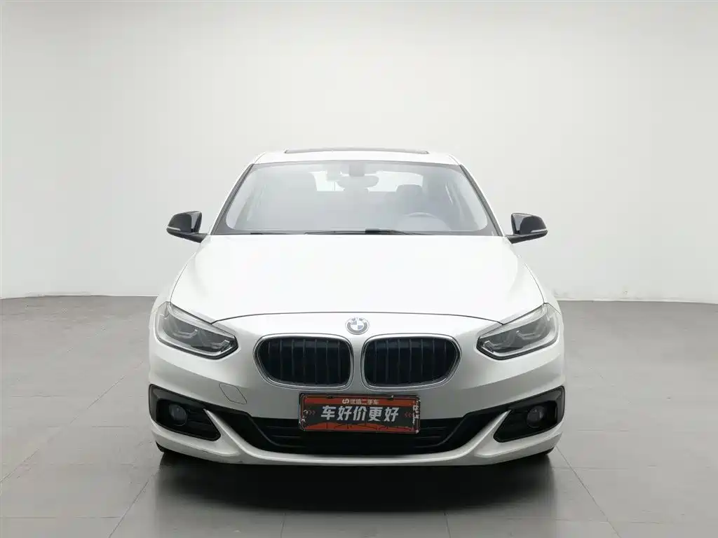 BMW 1 Series 2018 118i Sport Edition фото 3