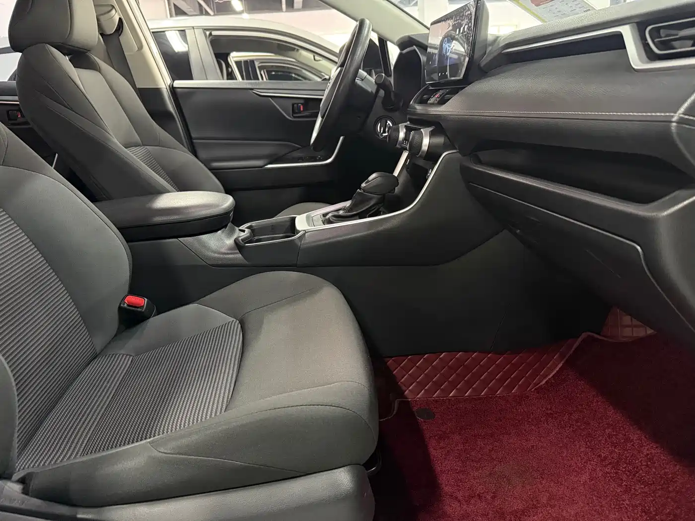 Toyota Wildlander 2023 2.0L CVT FWD LE фото 17