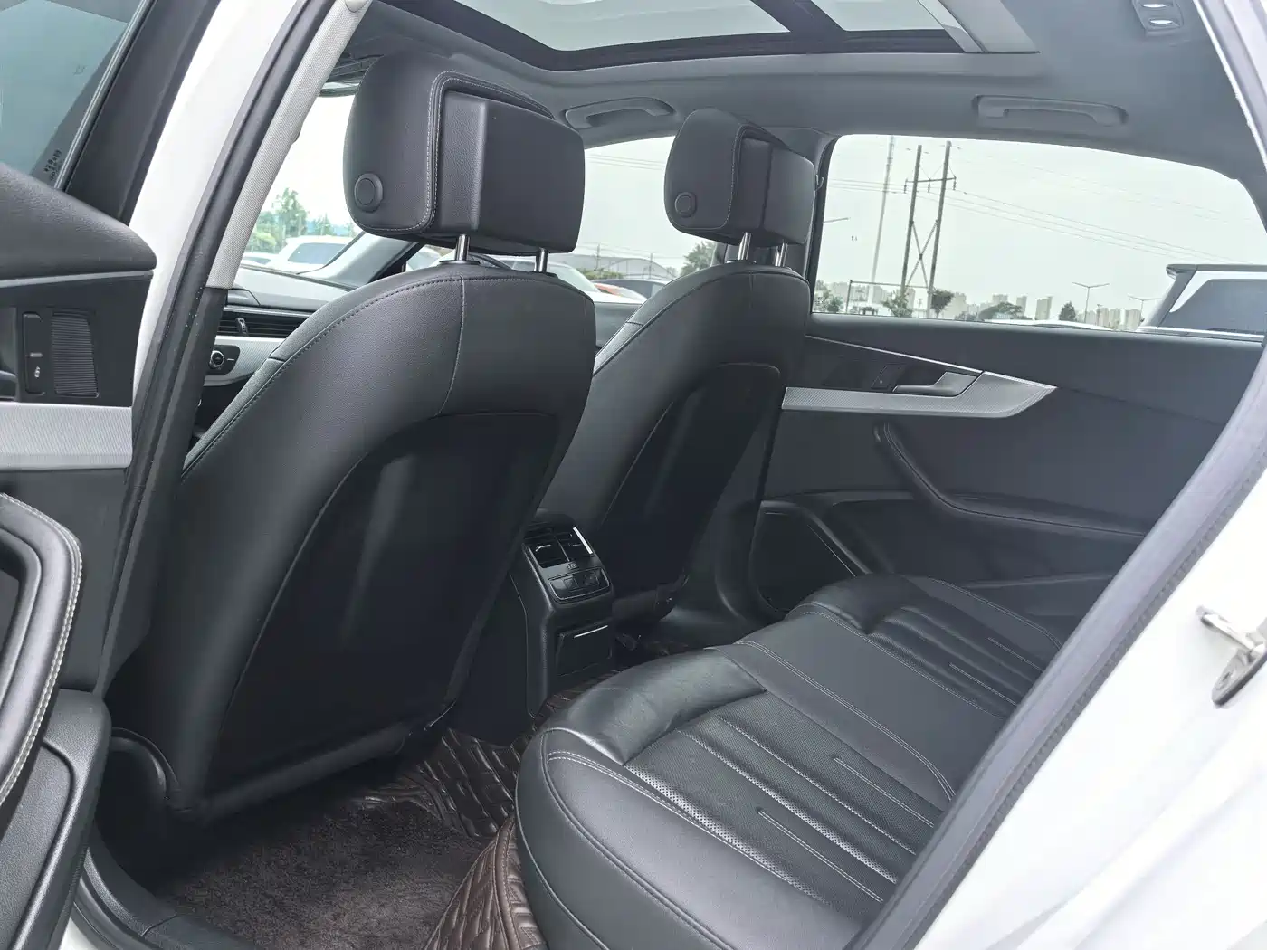Audi A4L 2021 40 TFSI Premium Life Edition фото 17