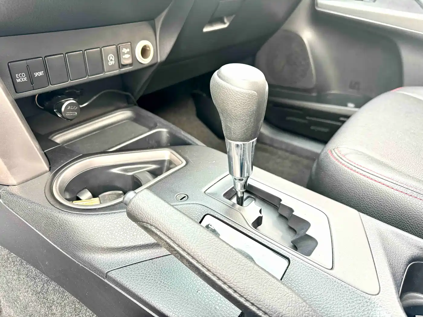 Toyota RAV4 Rongfang 2016 2.0L CVT 2WD Trend (China V) фото 9