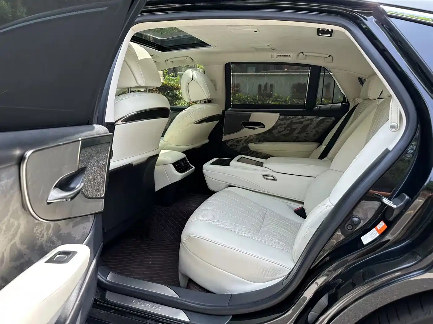 Lexus LS 2021 500h Executive Edition фото 8
