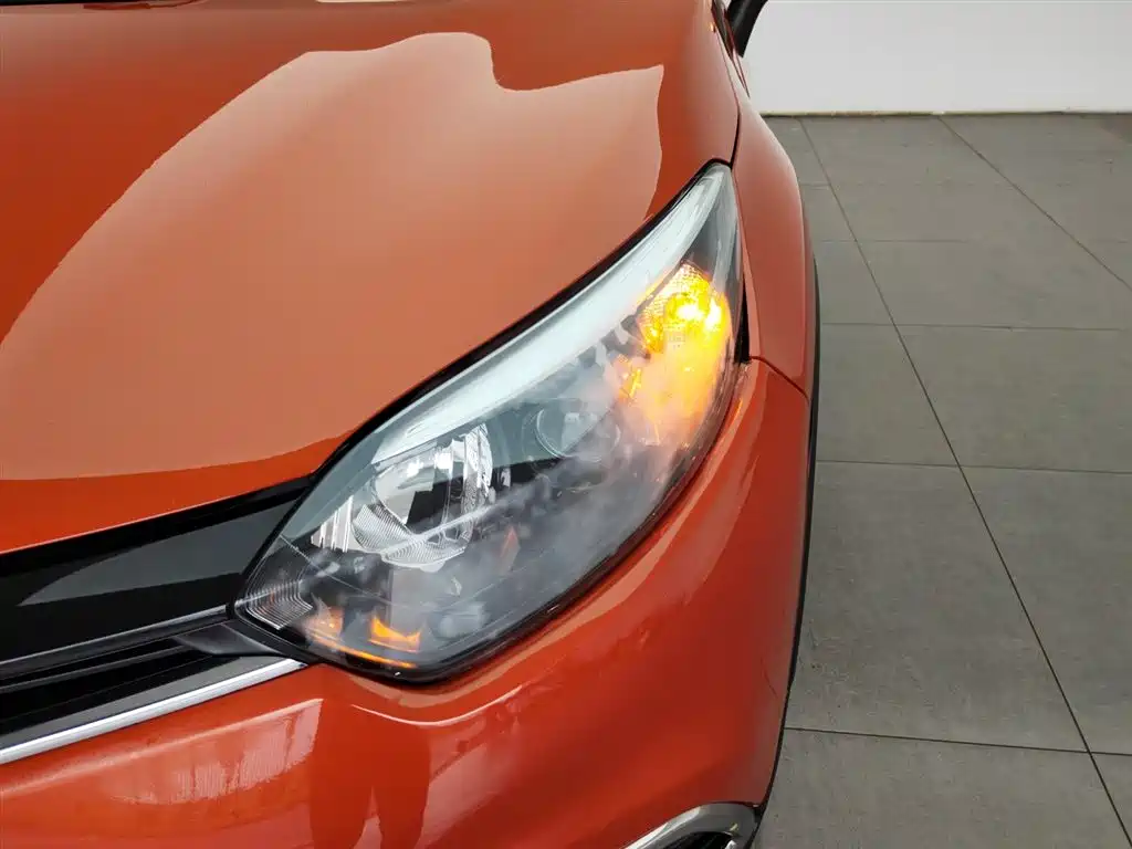 Renault Captur 2015 1.2T Automatic Comfort Edition фото 7