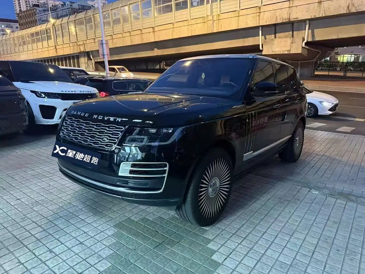 Land Rover Range Rover 2018 3.0 SC V6 Golden Age Edition фото 2