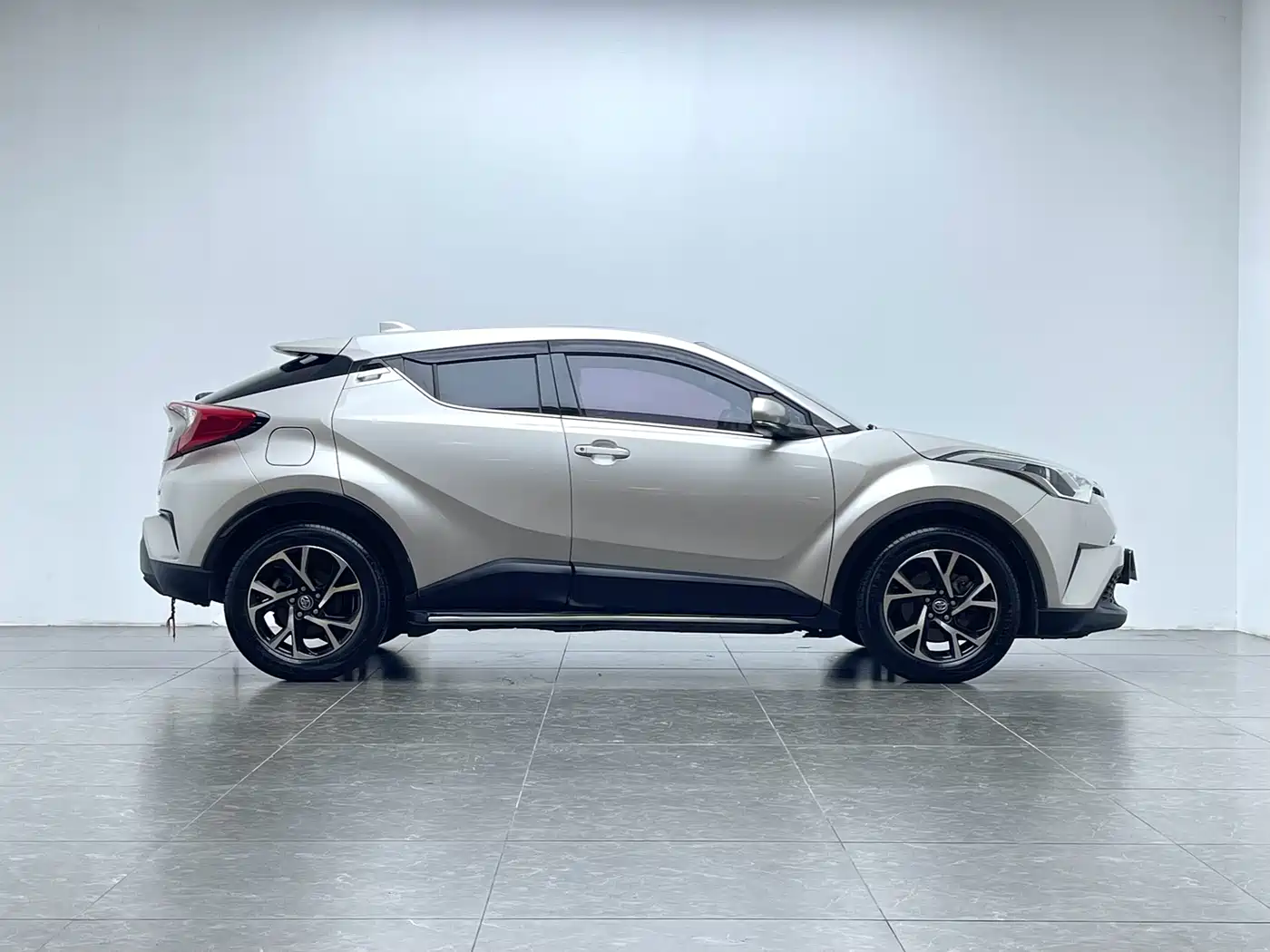 Toyota C-HR 2020 Model 2.0L Leading фото 5
