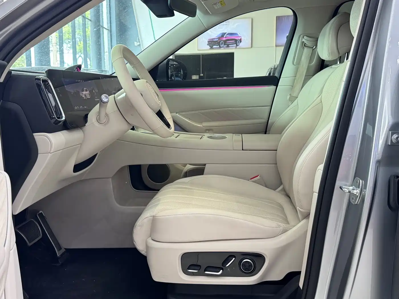 AITO Wenjie AITO M8 2025 Model Extended Range Max+ Edition 53.4kWh 6-Seater фото 8