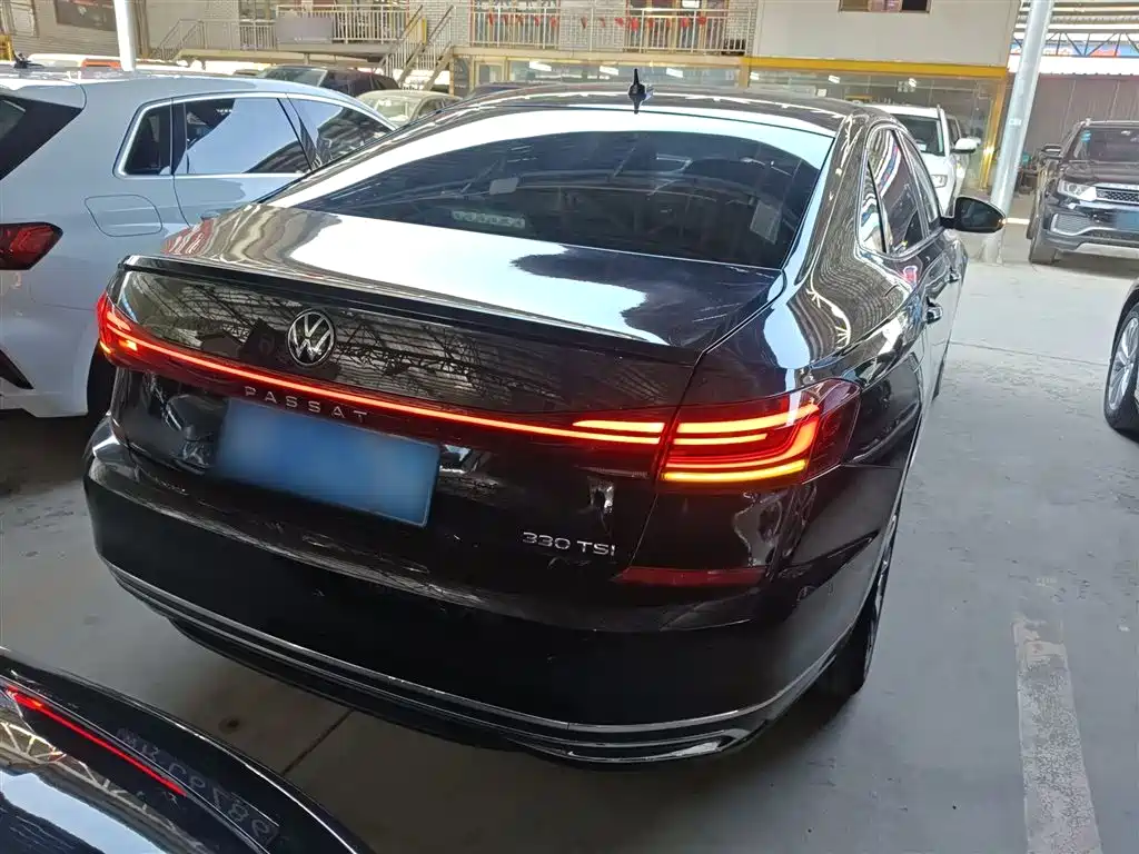 Volkswagen Passat 2022 330TSI Starlight Luxury Edition фото 6