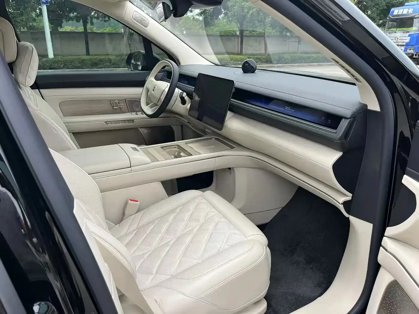NIO ES8 2026 2025 Model 6-Seat Executive Luxury Edition