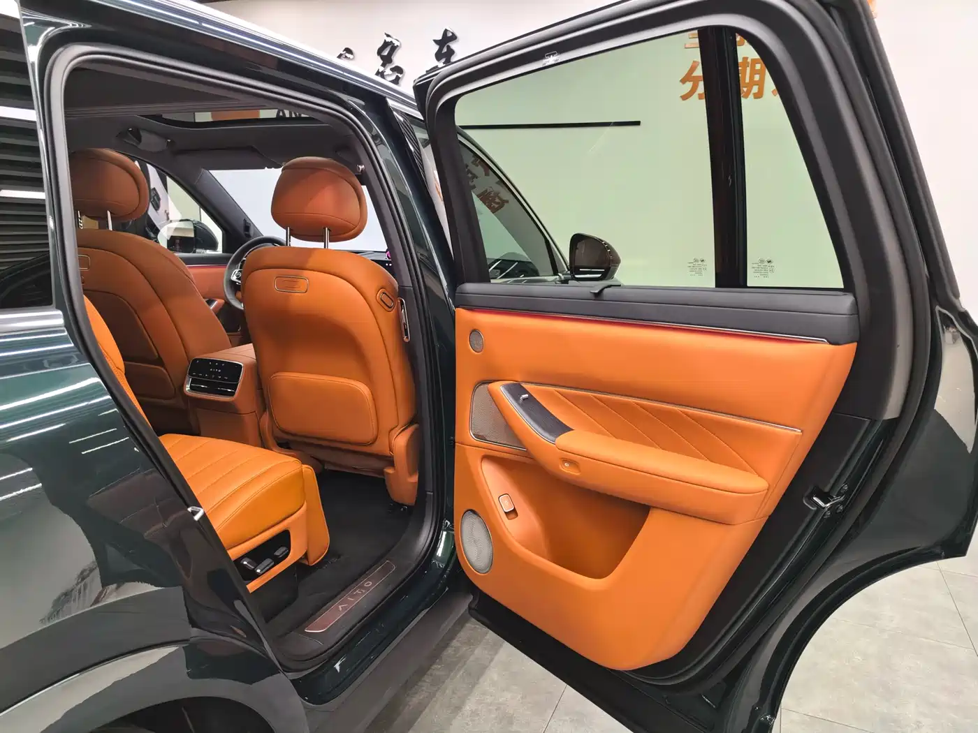 AITO Wenjie AITO M8 2025 Extended Range Ultra 53.4kWh 6-Seater фото 15